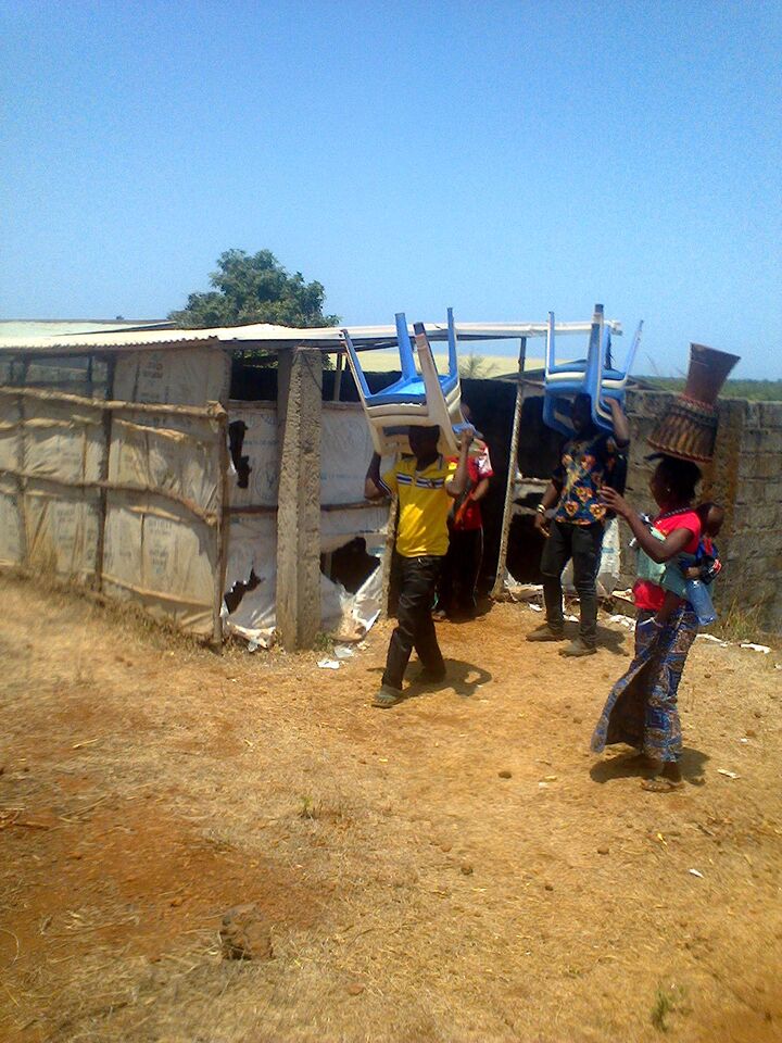 Irmão carregando a própria cadeira para o local do culto