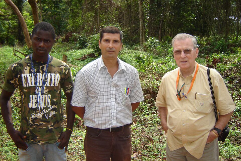 Pastor Mama Saliu, Jorge Feistler e Siegfried Zilz em pé na mata de Guiné-Bissau