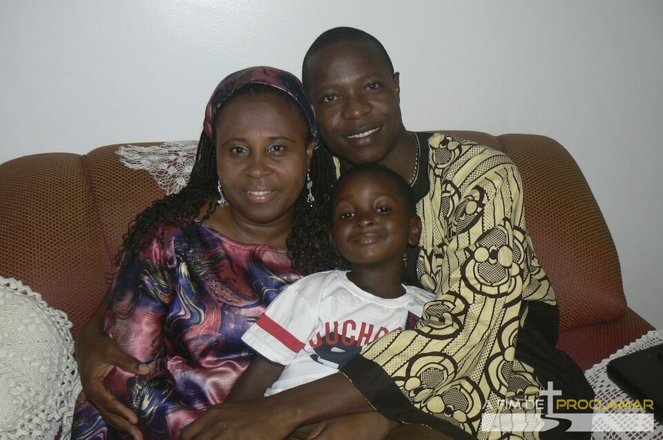 Mohamed Keita, Tânia Bonfim e o filho sentados no sofá