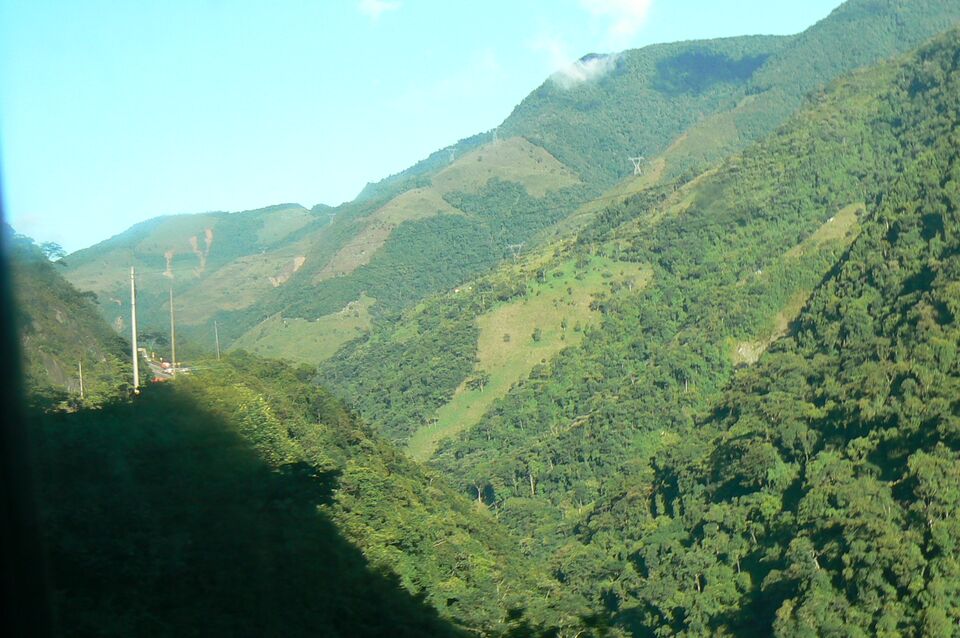 Vale verde entre montanhas no norte da Colômbia