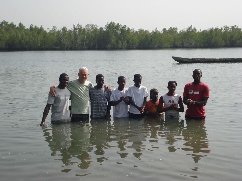 Siegfried Zilz e jovens guineenses no rio, num batismo em Guiné-Bissau