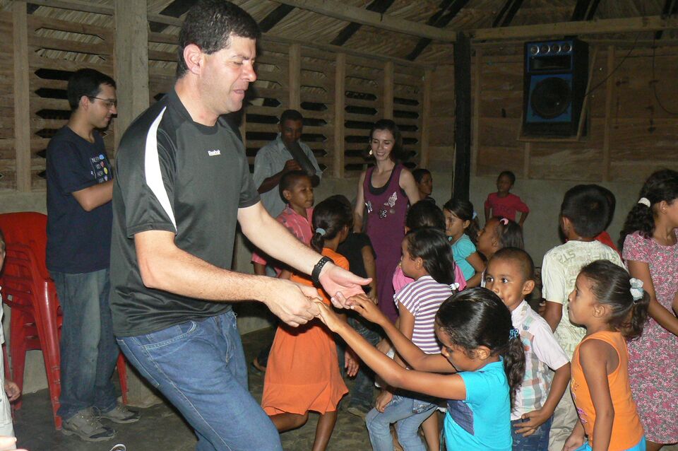 Voluntário brincando com crianças colombianas