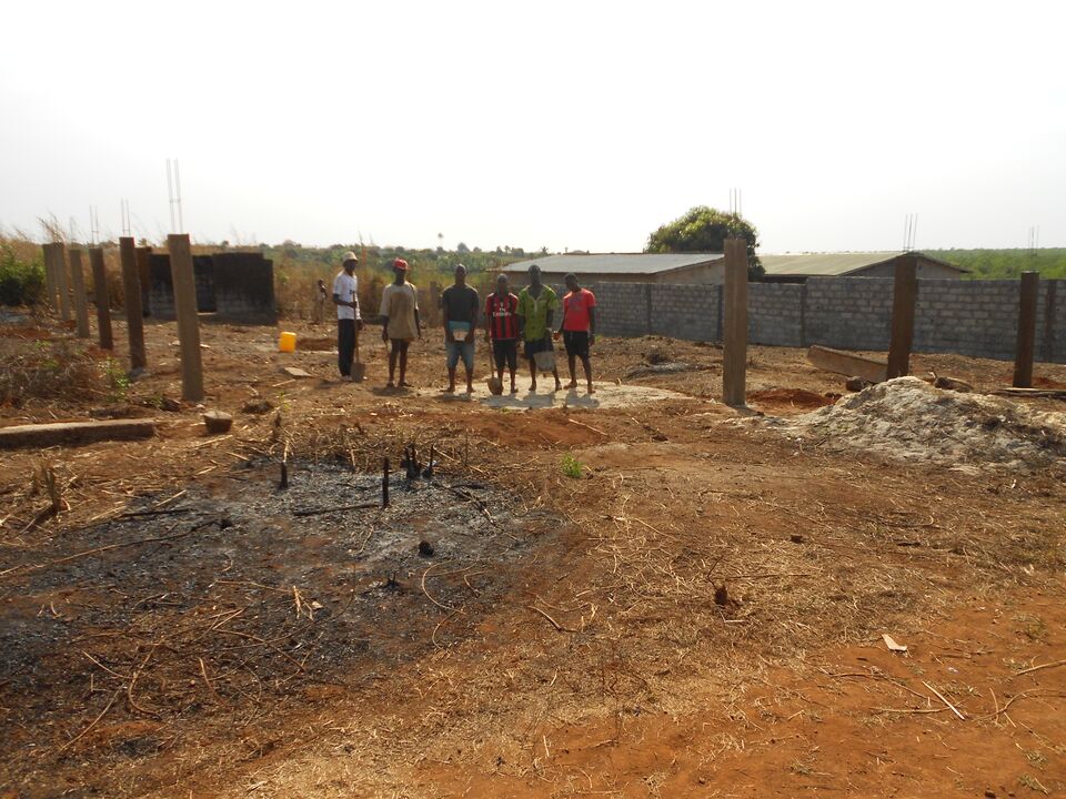 Terreno aberto comprado para a igreja em Conakry