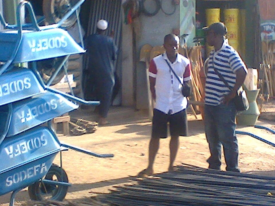 Carrinhos de mão com material de construção comprado com ofertas, em Conakry