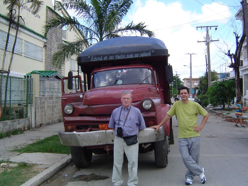 Caminhão vermelho adaptado usado como capela móvel