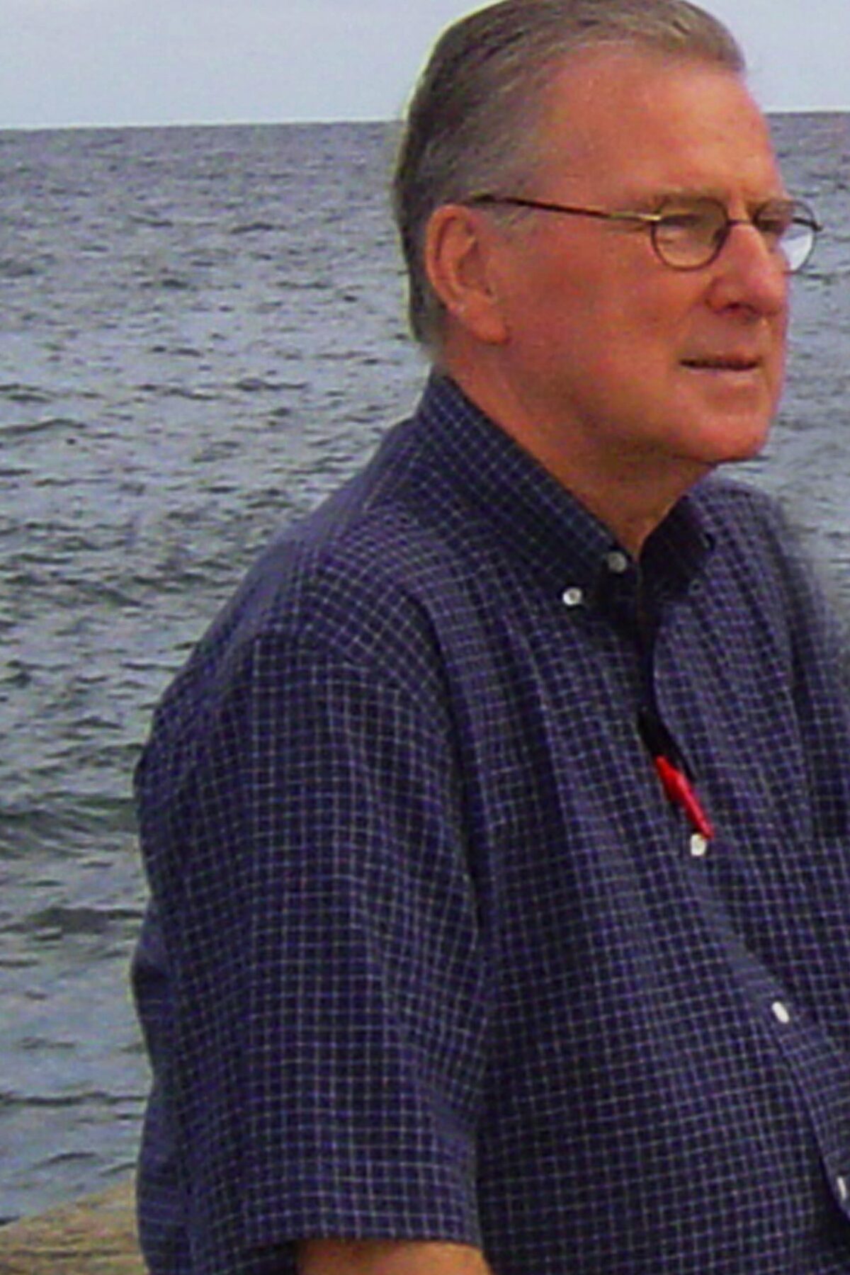 Siegfried Zilz sentado junto ao mar, em Cuba, em outubro de 2005